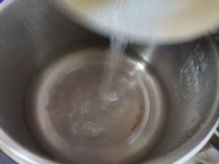 双色青提果冻杯,锅里加入清水煮开，加入白砂糖和白凉粉，搅拌均匀至融化