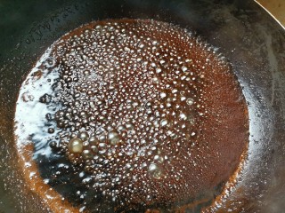 黑糖糍粑,锅里加入适量的水和黑糖，小火熬成糖浆