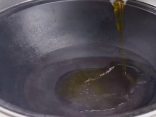 干煸小龙虾,锅中倒入适量油烧热。