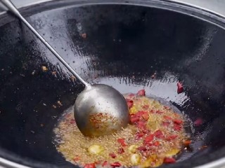 干煸小龙虾,留底油炒干辣椒，在加豆瓣酱炒出红油。