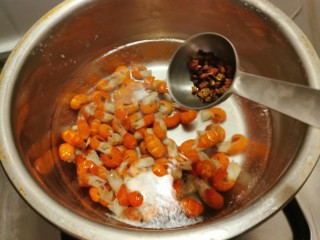 干煸小龙虾,放入开水中汆烫，水中加入花椒去腥增香，2分钟捞出。