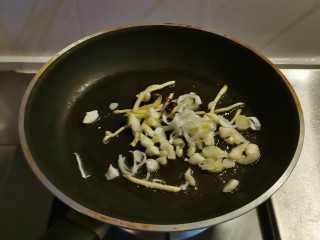 干煸小龙虾,起油锅放入食用油，油热后放入八角姜丝炒出香味，放入葱蒜翻炒。