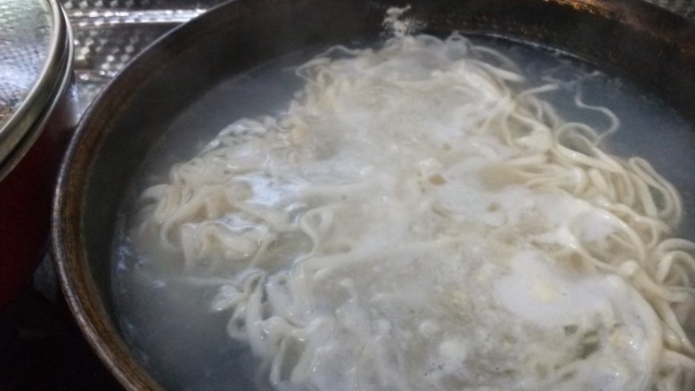 韩式冷面,煮开搅拌均匀。