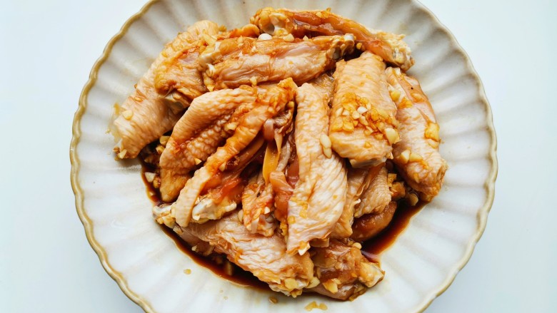 蒜香焖翅,拌匀腌制15分钟。