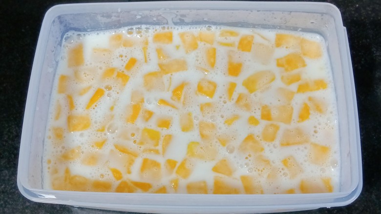 芒果奶冻,放凉后入冰箱冷藏