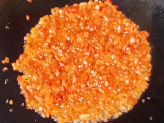 剁椒鱼腩,热锅下油，倒入蒜沫和红尖椒爆香