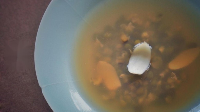 伏天的冰糖绿豆百合汤,6、完成后可以自然凉掉或放入冰箱冰镇，更加好喝。
