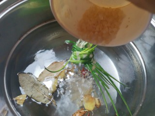 咸香鸡,找一个大一点的锅多加些水，加入葱姜八角香叶和黄冰糖