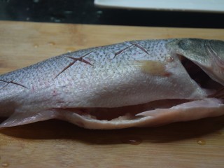 油泼鱼,鲈鱼处理干净内脏跟鱼鳃后，在两面切上花刀