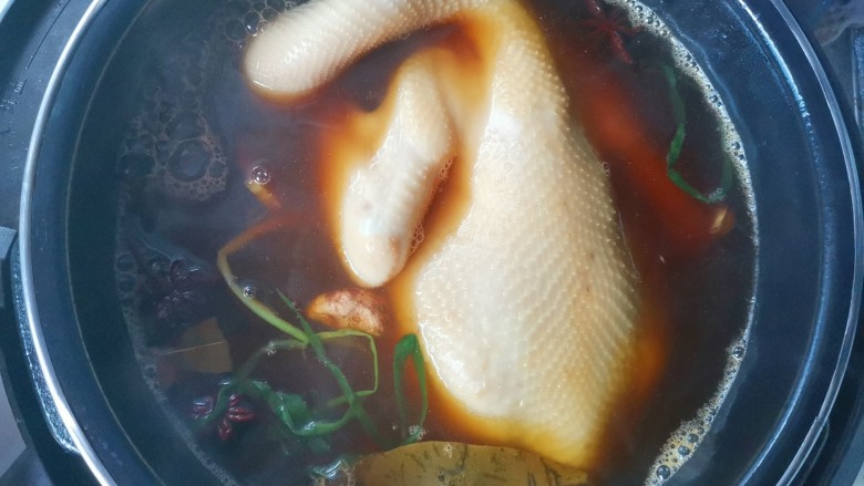 咸香鸡,然后再把鸡和煮鸡的汤一起倒入高压锅里