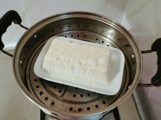 红糖豆腐脑,放入蒸锅蒸8分钟。
