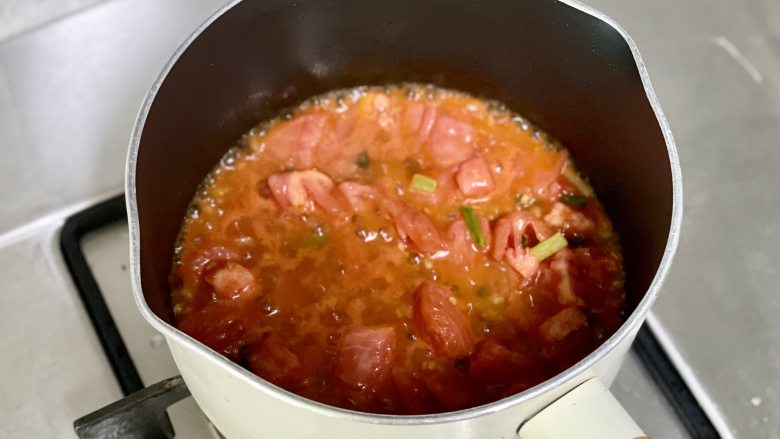西红柿珍珠疙瘩汤，老少皆宜，拯救夏季没胃口,下西红柿块炒出汁