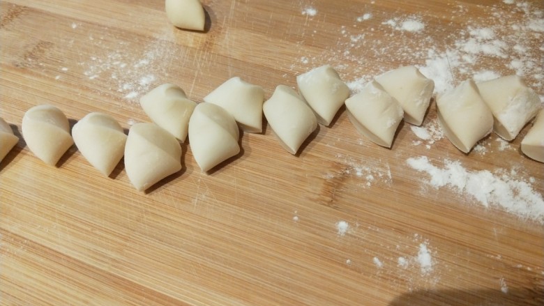 水晶饺子,切成小剂子。