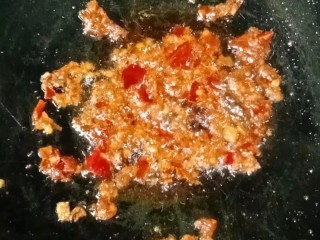 彩椒炒肉丝,锅中倒入一丢丢食用油，放入一勺豆瓣酱炒出红油