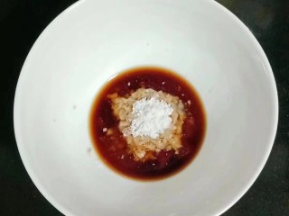 彩椒炒肉丝,碗中倒入一勺生抽和一勺淀粉