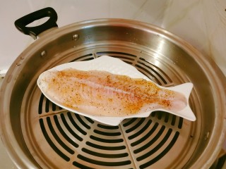 油泼鱼,将鱼放到姜片上面，放入蒸锅蒸5分钟。
