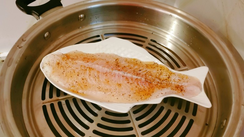 油泼鱼,将鱼放到姜片上面，放入蒸锅蒸5分钟。