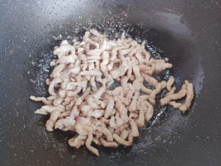 彩椒炒肉丝,起油锅，油热后下猪肉丝，翻炒至变色