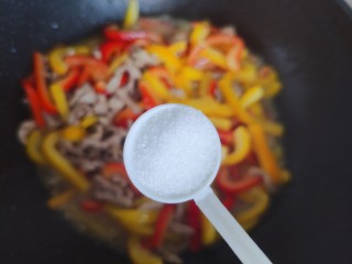彩椒炒肉丝,待锅内汤汁收紧，加一小勺细盐