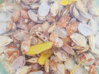 蒜蓉粉丝花蛤,盛出放在冷水中清洗一下。