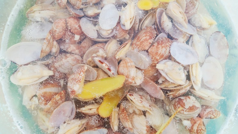 蒜蓉粉丝花蛤,盛出放在冷水中清洗一下。