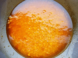 蒜蓉粉丝花蛤,加入50毫升左右的清水炖煮一下，然后均匀的淋在盘中。