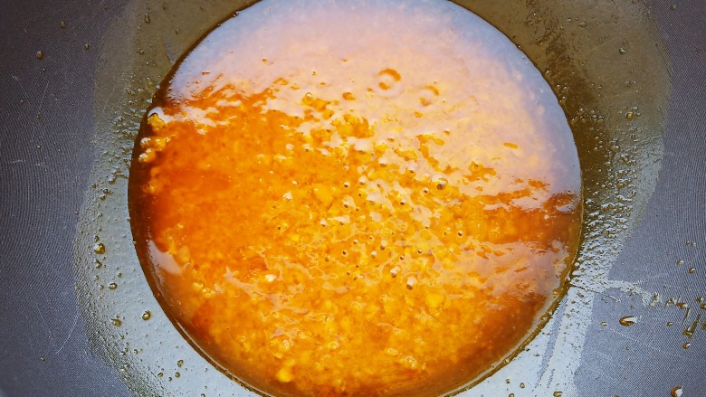 蒜蓉粉丝花蛤,加入50毫升左右的清水炖煮一下，然后均匀的淋在盘中。