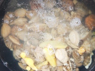 蒜蓉粉丝花蛤,花蛤用清水清洗干净，锅中烧开水，加入花蛤和5片生姜，一勺料酒煮2－3分钟。