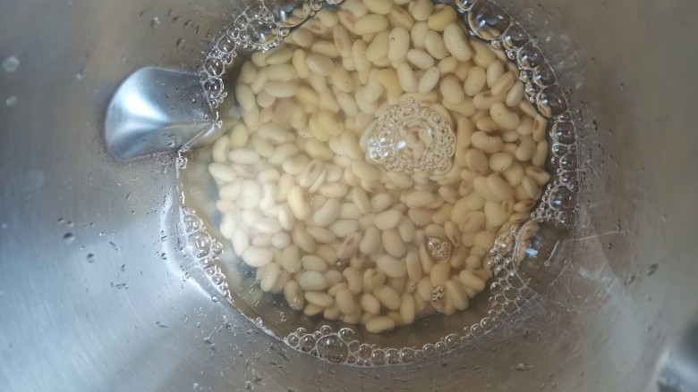 红糖豆腐脑,泡好的黄豆加入豆浆机，再加入1500克清水，按果蔬冷饮模式打成生豆浆