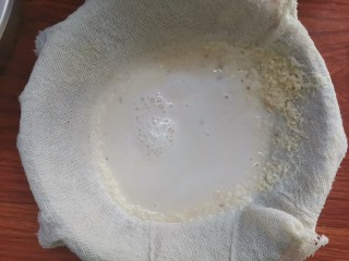 红糖豆腐脑,把打好的豆浆用纱布过滤出豆渣