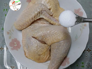 咸香鸡,1小勺食盐，按摩均匀后腌制1小时以上