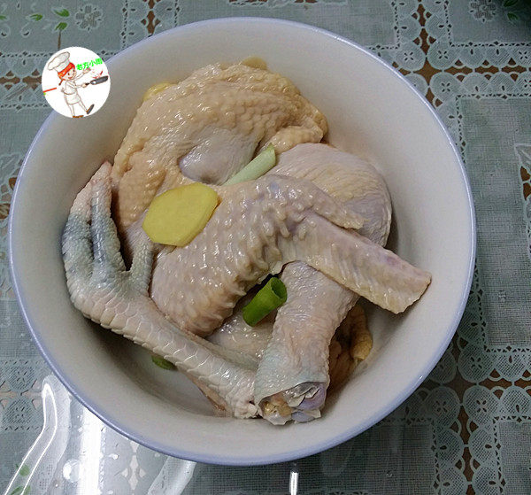咸香鸡,将腌好的仔鸡，用水冲洗沥干水分，和葱姜一起放入大碗中