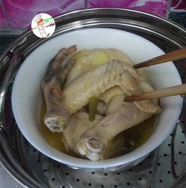 咸香鸡,开锅用筷子戳下，能戳动就说明蒸熟了，关火