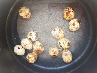 辣卤小吃,锅中放入10颗鹌鹑蛋，小火煮熟，剥去外皮清洗干净备用。