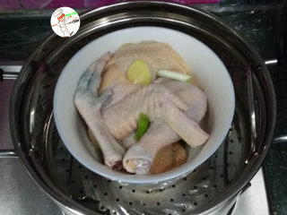 咸香鸡,把碗放入蒸锅中，蒸锅中加放多些的清水