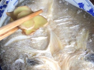 油泼鱼,鱼熟了，出锅装盘，拿掉姜片