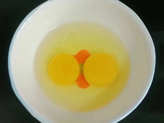 丝瓜菌菇蛋花汤,碗中磕入两个鸡蛋
