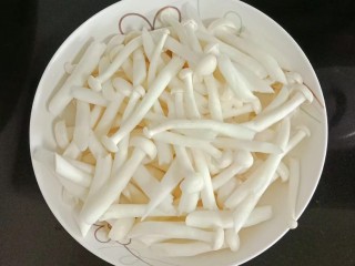 丝瓜菌菇蛋花汤,白玉菇洗净切段