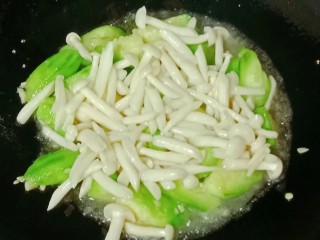 丝瓜菌菇蛋花汤,将炒软的白玉菇倒入锅中