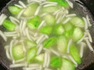 丝瓜菌菇蛋花汤,加入适量水煮开