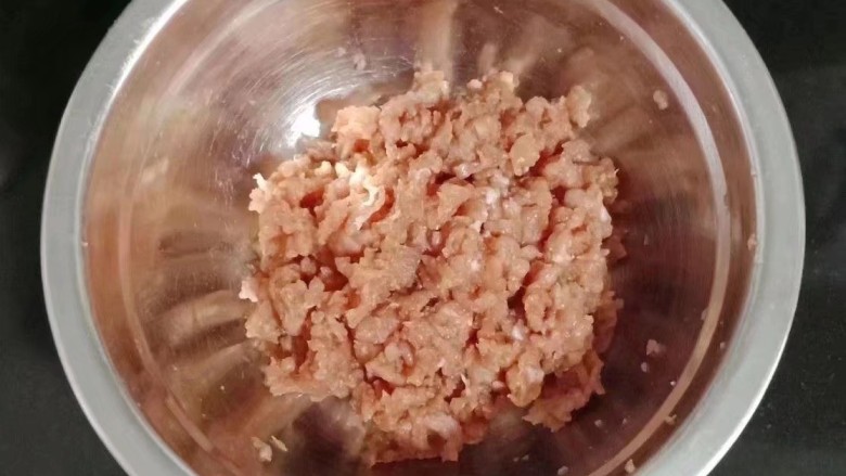 肉末炒毛豆米,搅拌均匀腌制十五分钟