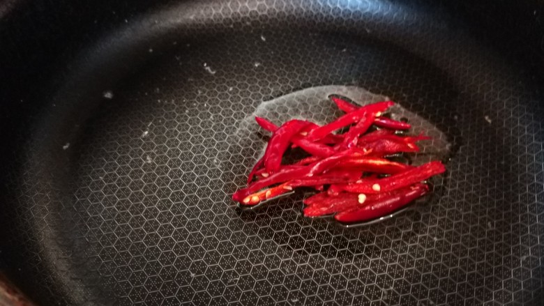彩椒炒肉丝,在倒入适量油烧热，放入小米椒炒香。