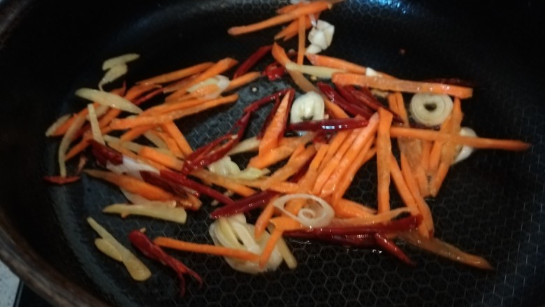 彩椒炒肉丝,倒入胡萝卜丝。