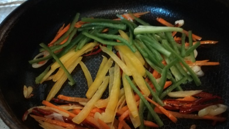 彩椒炒肉丝,在倒入彩椒丝炒均匀。