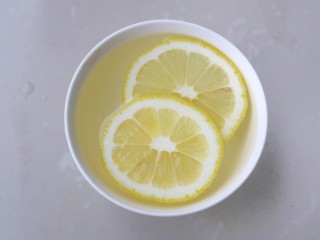 泡萝卜条,柠檬切片加一碗凉开水泡开。