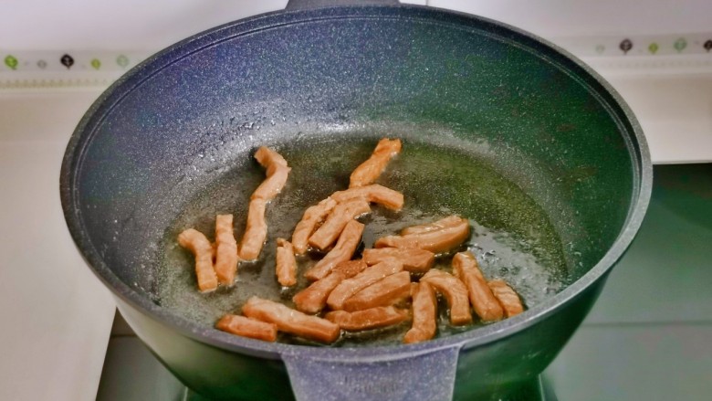 彩椒炒肉丝,起油锅加入肉丝煸炒至变色盛出。
