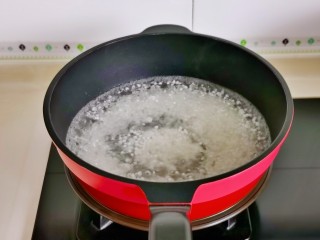 红糖豆腐脑,锅中加水烧开下西米，中火煮。