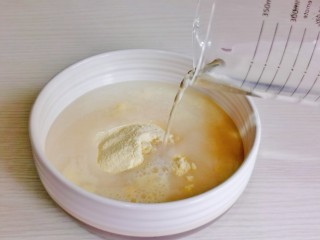 红糖豆腐脑,30克豆花粉倒入碗中，加入200ml常温水。