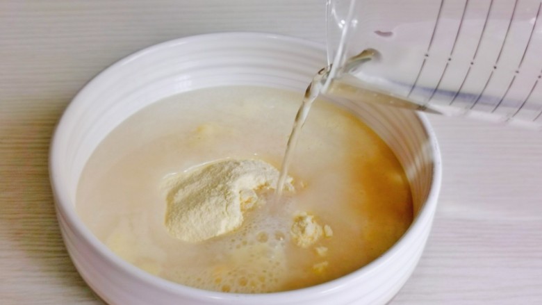 红糖豆腐脑,30克豆花粉倒入碗中，加入200ml常温水。