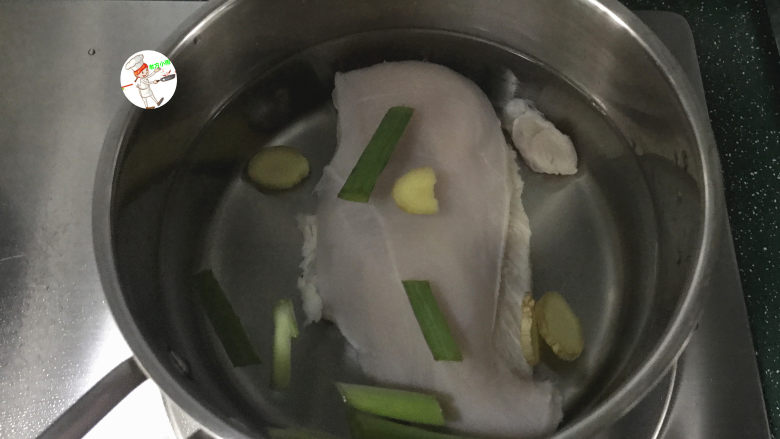 口水鸡丝,鸡胸肉洗净，加葱姜放入清水锅中